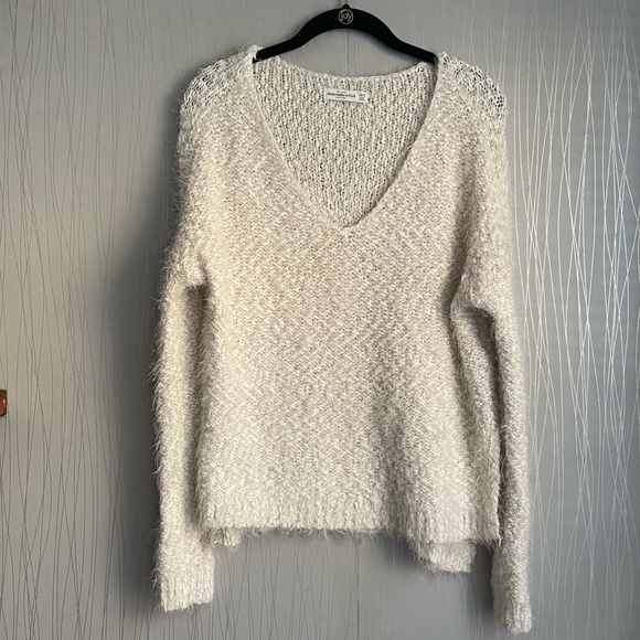 Abercrombie & Fitch Sweaters - Abercrombie & Fitch v neck sweater women’s size XS/S cream oversized cozy